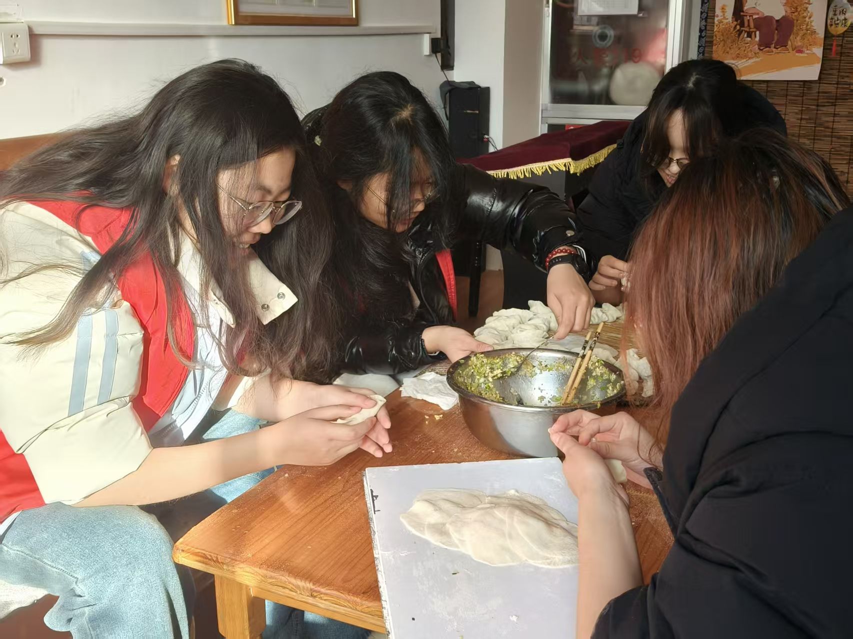 政法青協(xié)開(kāi)展“情暖冬至，餃香滿(mǎn)園”志愿服務(wù)活動(dòng)